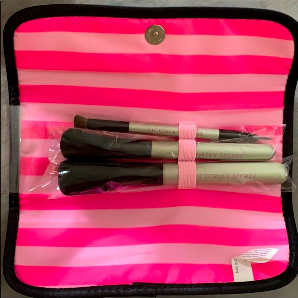 NWT Pink Victoria’s Secret Logo Make-Up brush